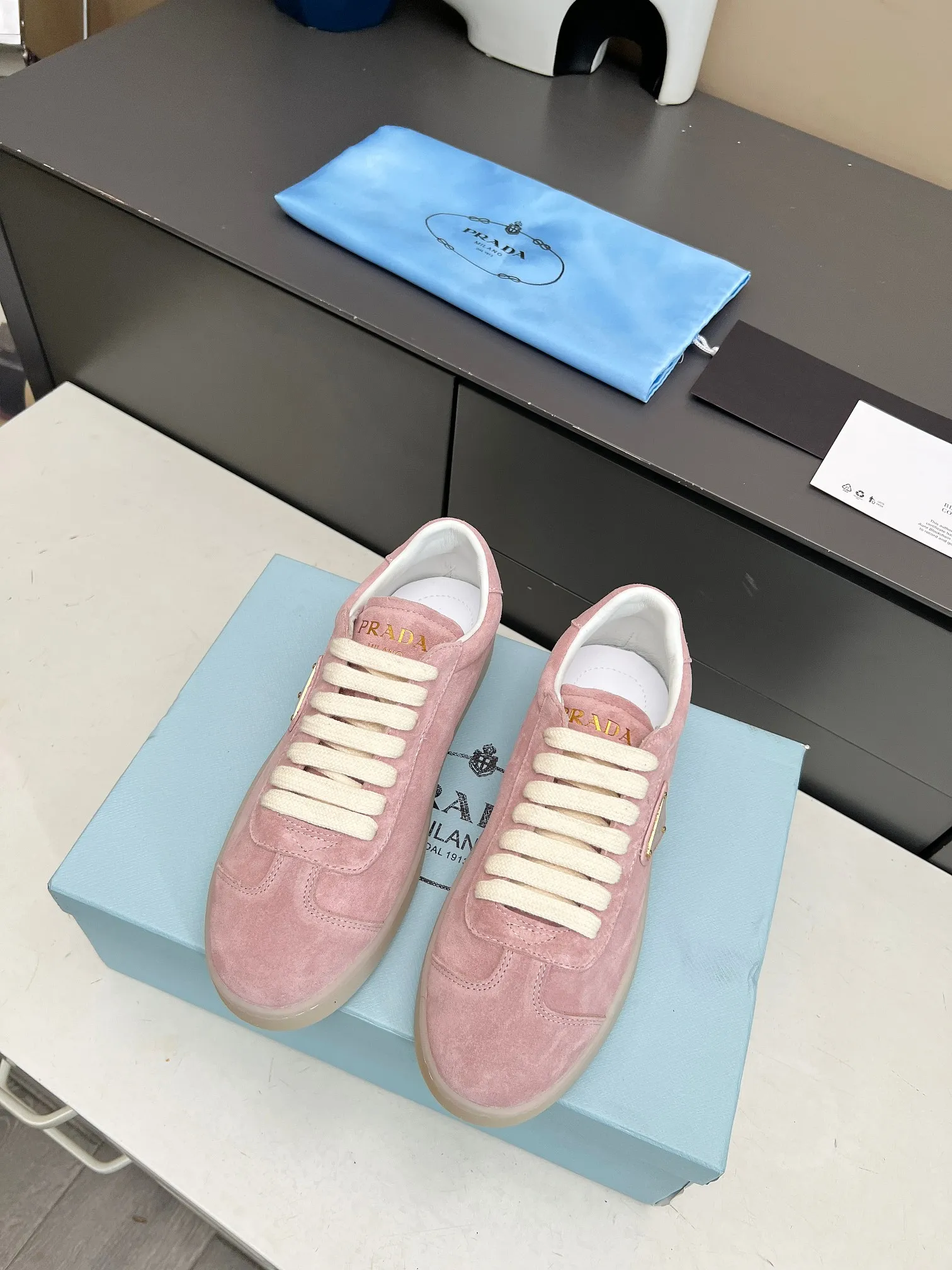 👟👟Ex-factory price 480👟👟 2024 Prada/Prada "couples" metal logo decorated Lane leather sneakers. This sneaker is fashionable and simple, showing the full integration of minimalist style and sports personality. Easy to wear and durable, artistic retro style. Leather material: original imported cowhide. Lining: sheepskin lining. Shoe logo: enamel-coated triangular metal logo. Size: 35-45 (female 41, male 45, custom-made, non-returnable).